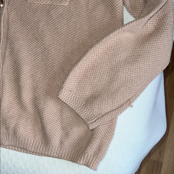 Chic Women's Cardigan with Gold Accents - Picture 5 of 8